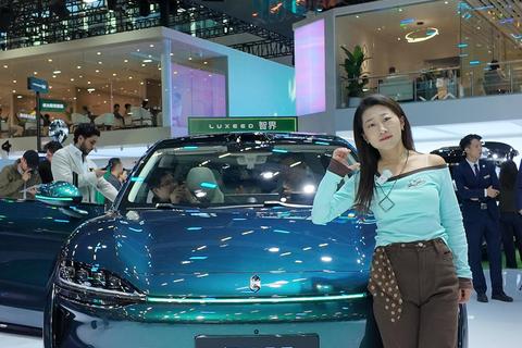 专属展台智造力满格 智界R7+新S7双子星黑科技拉满