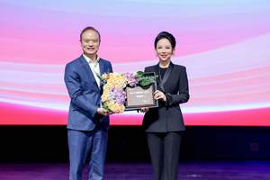 騰勢之夜：“九球天后”潘曉婷成騰勢D9第30萬輛車主