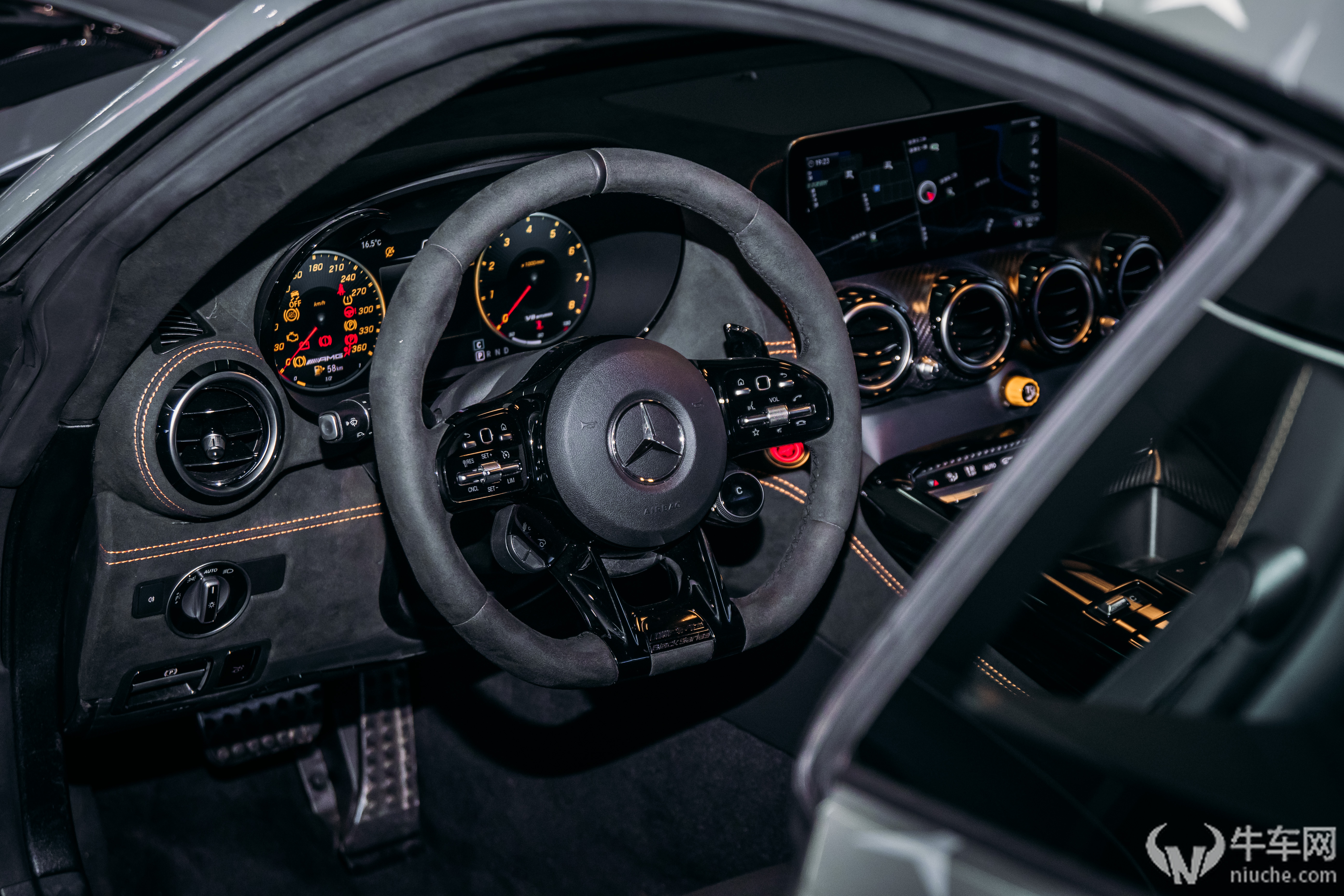 而在内饰方面,有三个地方非常抢眼.