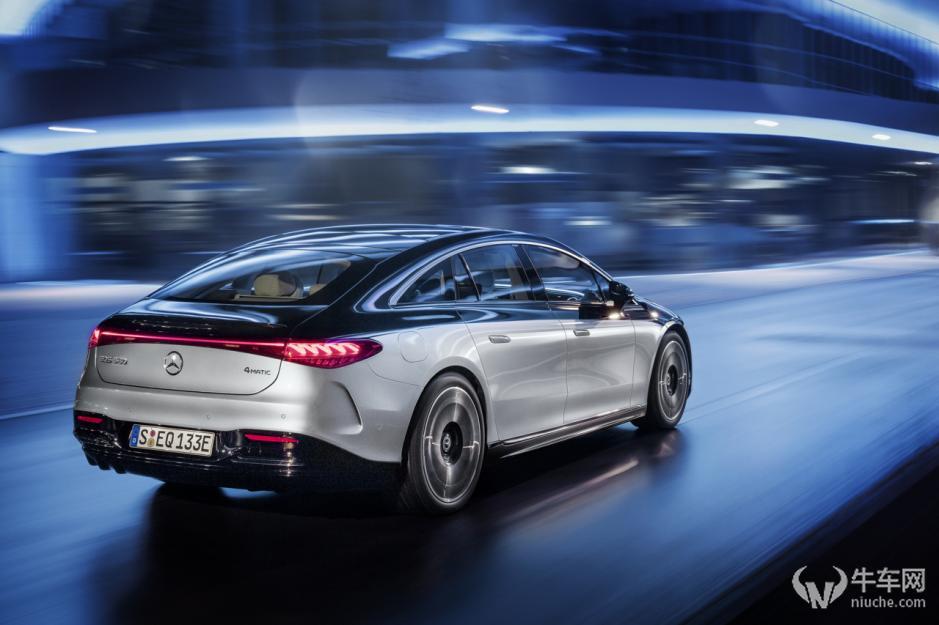 它身上肩负的名头非常多:梅赛德斯-eq家族的旗舰和首款轿车车型;首款