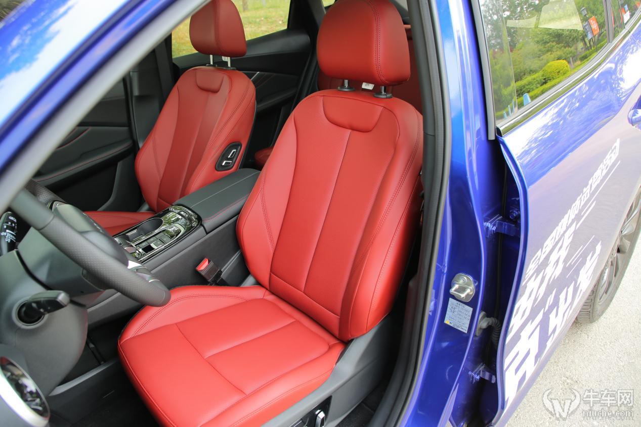 而且采用的是真皮包裹,红色内饰的颜色不是暗红也不会过于浮夸,这对于