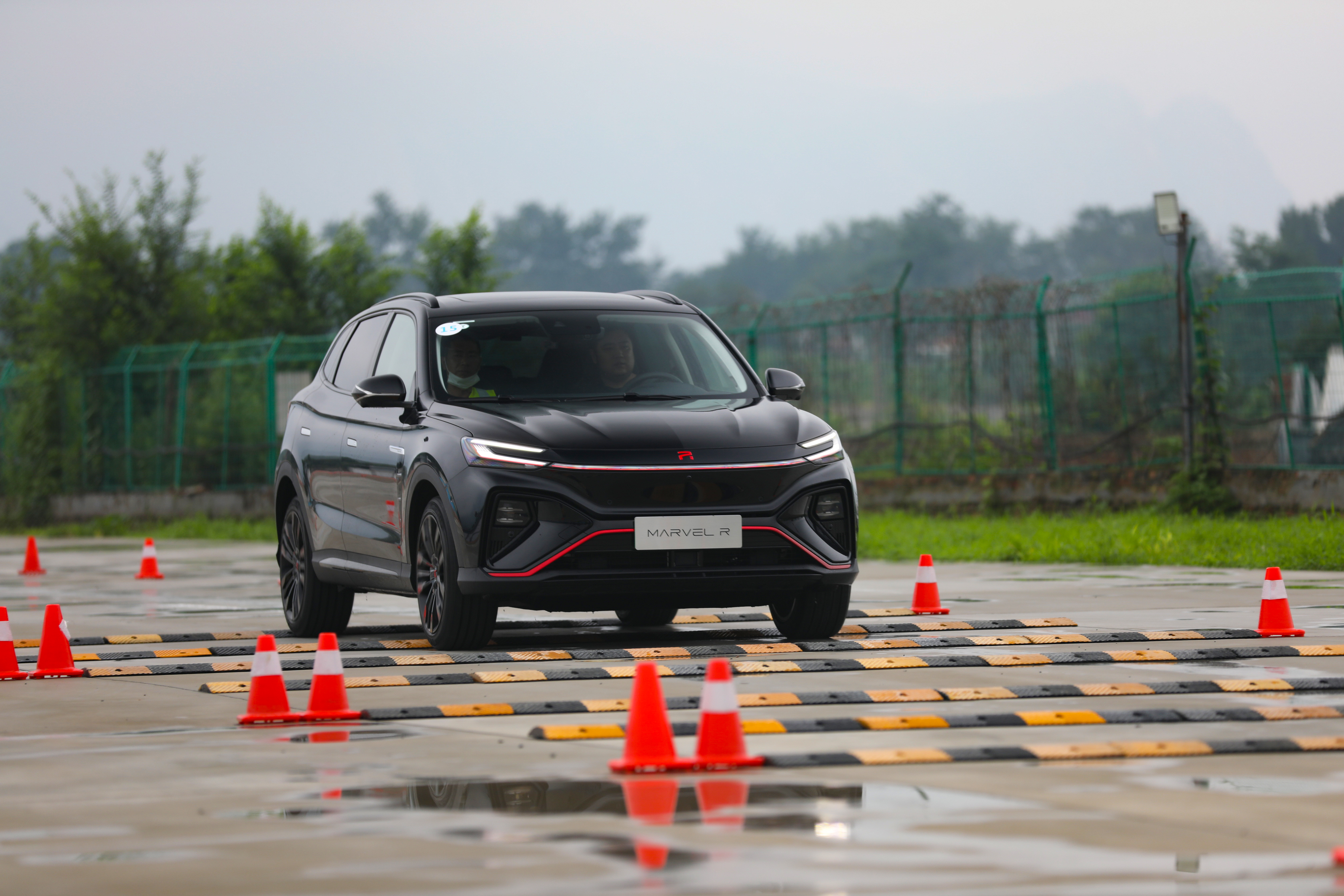 全铝底盘操控加分,牛车网场地试驾r汽车marvel r