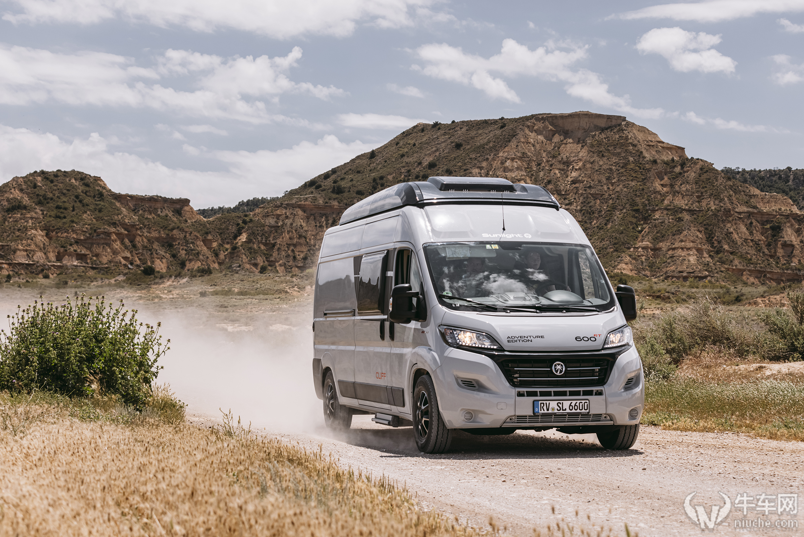 开着房车去创作更省心德国sunlight房车折叠工作台