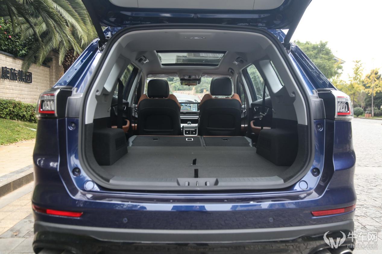 瑞虎8 plus鲲鹏版在后备箱的储物空间表现也是可见一斑,在后排座椅