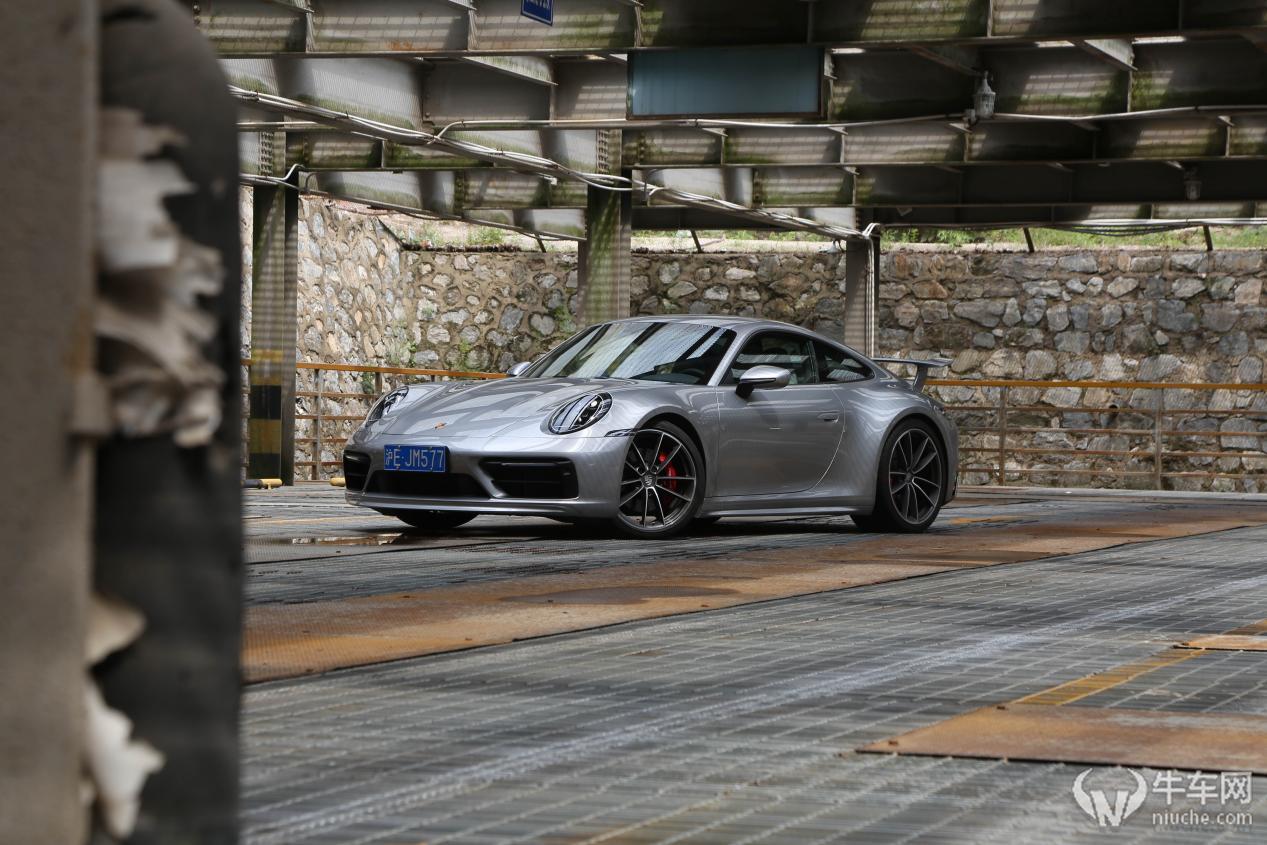 男人一生躲不过的大玩具试驾保时捷911carrera4s
